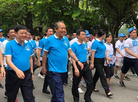 Clip: Phó Thủ tướng Trương Hoà Bình đi bộ cùng hàng ngàn người dân quanh Hồ Gươm - Ảnh 4.