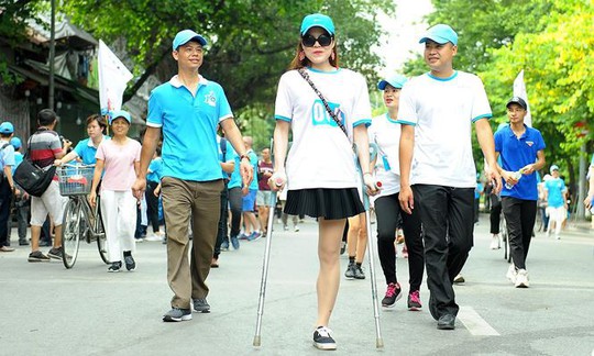 Clip: Phó Thủ tướng Trương Hoà Bình đi bộ cùng hàng ngàn người dân quanh Hồ Gươm - Ảnh 14.