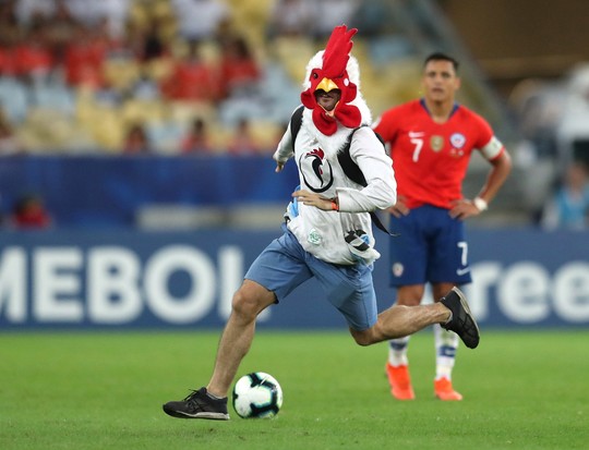 Chùm ảnh CĐV quấy rối khiến sao Chile và Uruguay đứng hình - Ảnh 3.