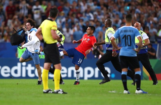 Chùm ảnh CĐV quấy rối khiến sao Chile và Uruguay đứng hình - Ảnh 6.