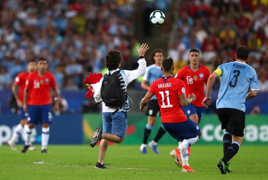 Chùm ảnh CĐV quấy rối khiến sao Chile và Uruguay đứng hình - Ảnh 5.