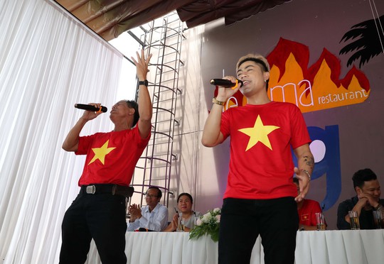 Livestream lần 4 Hát vì đội tuyển: Hào khí lên cao cùng những lời hát cổ vũ - Ảnh 7. Livestream lần 4 Hát vì đội tuyển: Hào khí lên cao cùng những lời hát cổ vũ - Ảnh 7.