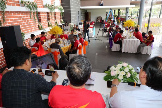 Livestream lần 4 Hát vì đội tuyển: Hào khí lên cao cùng những lời hát cổ vũ - Ảnh 2. Livestream lần 4 Hát vì đội tuyển: Hào khí lên cao cùng những lời hát cổ vũ - Ảnh 2.