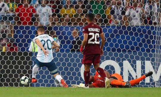 Đánh bại Venezuela, Argentina chờ siêu kinh điển Nam Mỹ ở bán kết - Ảnh 7.