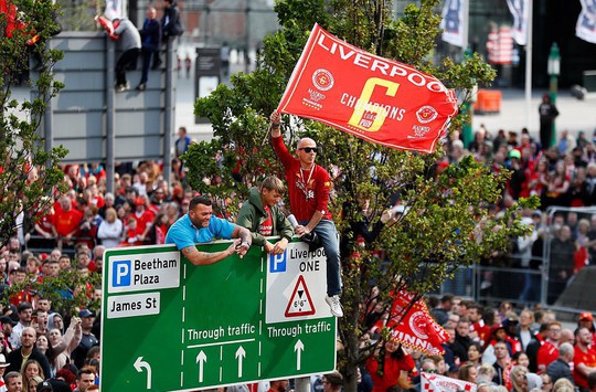 Triệu fan Liverpool nhuộm đỏ thành phố, háo hức đón cúp châu Âu - Ảnh 29.