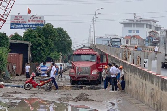 Vỡ đường ống dẫn nước sạch, hàng ngàn hộ dân ở Hà Nội bị ảnh hưởng - Ảnh 1.