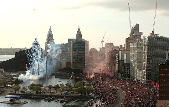 Triệu fan Liverpool nhuộm đỏ thành phố, háo hức đón cúp châu Âu - Ảnh 8.