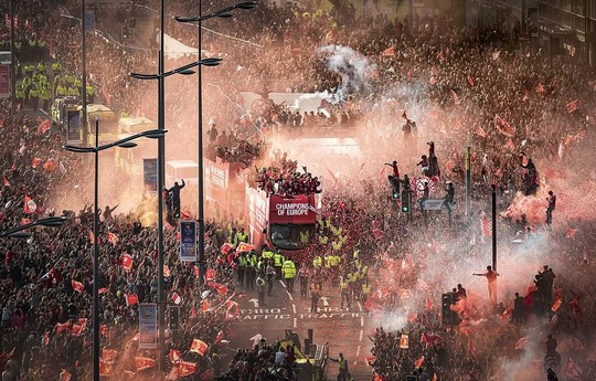 Triệu fan Liverpool nhuộm đỏ thành phố, háo hức đón cúp châu Âu - Ảnh 22.