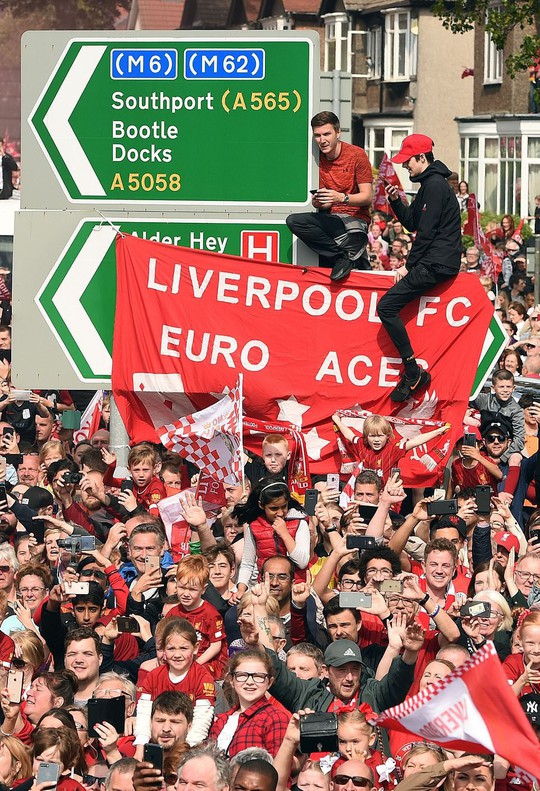 Triệu fan Liverpool nhuộm đỏ thành phố, háo hức đón cúp châu Âu - Ảnh 13.