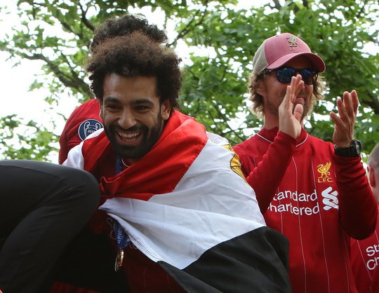 Triệu fan Liverpool nhuộm đỏ thành phố, háo hức đón cúp châu Âu - Ảnh 27.