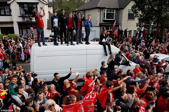 Triệu fan Liverpool nhuộm đỏ thành phố, háo hức đón cúp châu Âu - Ảnh 11.