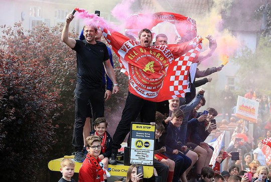 Triệu fan Liverpool nhuộm đỏ thành phố, háo hức đón cúp châu Âu - Ảnh 28.