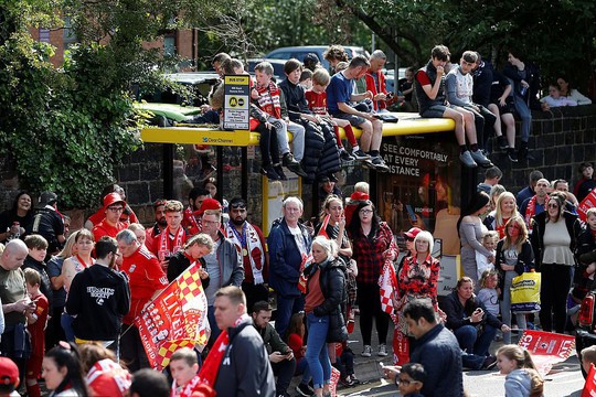 Triệu fan Liverpool nhuộm đỏ thành phố, háo hức đón cúp châu Âu - Ảnh 9.