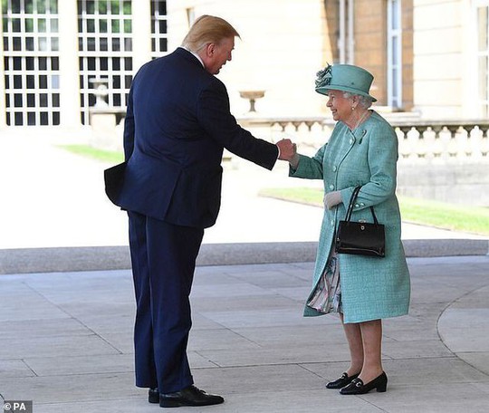 Tổng thống Donald Trump vi phạm nghi thức Hoàng gia Anh - Ảnh 2.