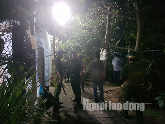 Khống chế người chồng nghi ngáo đá đâm vợ trọng thương - Ảnh 2.