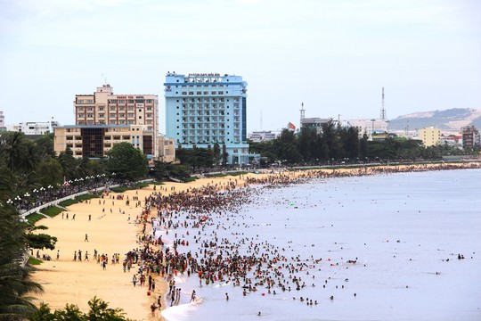 Bình Định sẽ chi hàng trăm tỉ đồng để di dời khách sạn bên bờ biển - Ảnh 2.