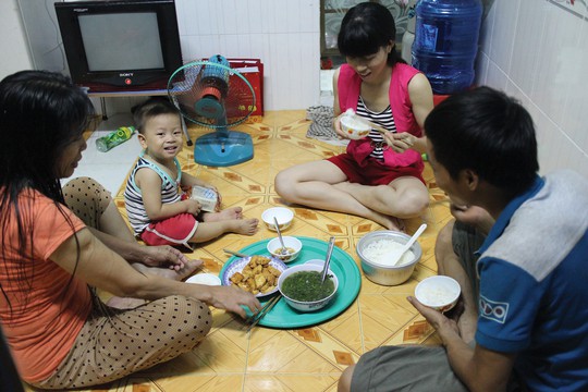 Công nhân thắt lưng buộc bụng - Ảnh 1.