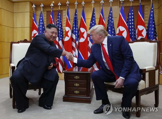 Ông Trump bị chỉ trích vì chuyến thăm DMZ - Ảnh 1.