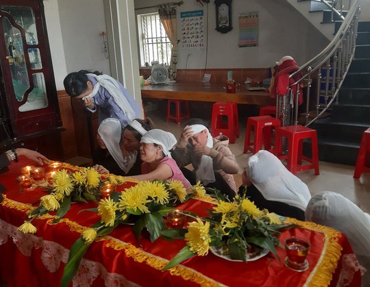 Người phụ nữ bị lửa thiêu khi chữa cháy rừng: Khóc ngất bên quan tài mẹ - Ảnh 1. a-1-15619632617081272084438 a-1-15619632617081272084438 Người phụ nữ bị lửa thiêu khi chữa cháy rừng: Khóc ngất bên quan tài mẹ - Ảnh 1. Người phụ nữ bị lửa thiêu khi chữa cháy rừng: Khóc ngất bên quan tài mẹ a 1 15619632617081272084438