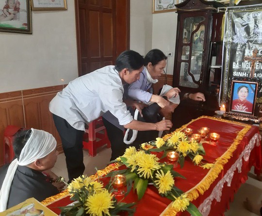 Người phụ nữ bị lửa thiêu khi chữa cháy rừng: Khóc ngất bên quan tài mẹ - Ảnh 3. Người phụ nữ bị lửa thiêu khi chữa cháy rừng: Khóc ngất bên quan tài mẹ - Ảnh 3. Người phụ nữ bị lửa thiêu khi chữa cháy rừng: Khóc ngất bên quan tài mẹ