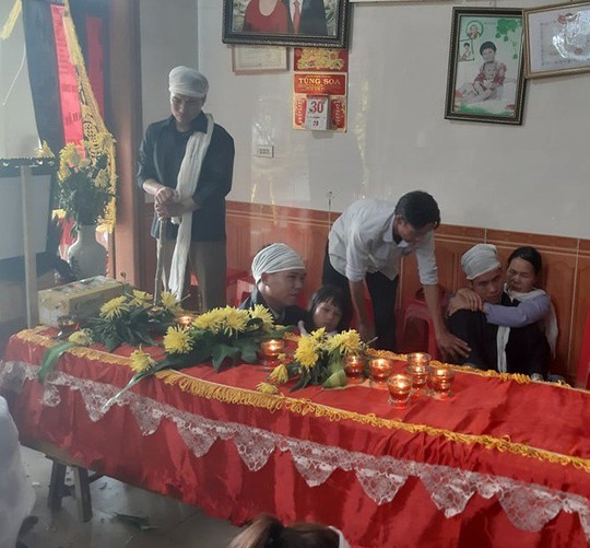 Người phụ nữ bị lửa thiêu khi chữa cháy rừng: Khóc ngất bên quan tài mẹ - Ảnh 4. a-3-15619633967311938843945 a-3-15619633967311938843945 Người phụ nữ bị lửa thiêu khi chữa cháy rừng: Khóc ngất bên quan tài mẹ - Ảnh 4. Người phụ nữ bị lửa thiêu khi chữa cháy rừng: Khóc ngất bên quan tài mẹ a 3 15619633967311938843945