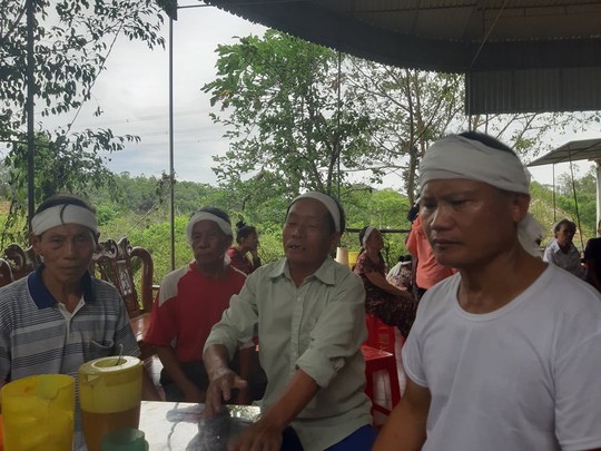 Người phụ nữ bị lửa thiêu khi chữa cháy rừng: Khóc ngất bên quan tài mẹ - Ảnh 7. Người phụ nữ bị lửa thiêu khi chữa cháy rừng: Khóc ngất bên quan tài mẹ - Ảnh 7. Người phụ nữ bị lửa thiêu khi chữa cháy rừng: Khóc ngất bên quan tài mẹ