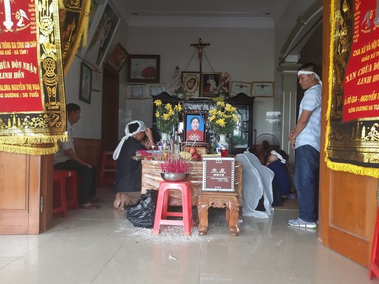 Người phụ nữ bị lửa thiêu khi chữa cháy rừng: Khóc ngất bên quan tài mẹ - Ảnh 5. Người phụ nữ bị lửa thiêu khi chữa cháy rừng: Khóc ngất bên quan tài mẹ - Ảnh 5. Người phụ nữ bị lửa thiêu khi chữa cháy rừng: Khóc ngất bên quan tài mẹ