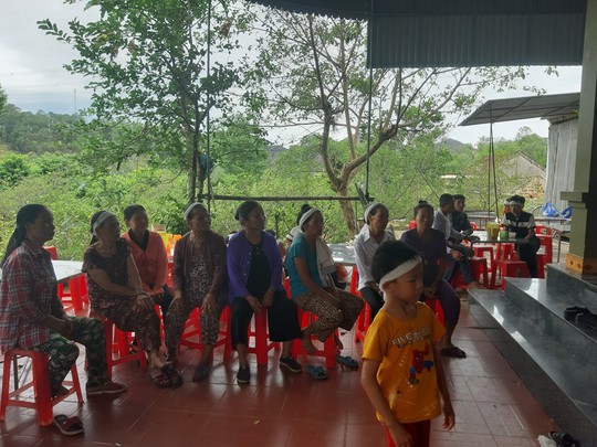 Người phụ nữ bị lửa thiêu khi chữa cháy rừng: Khóc ngất bên quan tài mẹ - Ảnh 8. a5-15619636485011170634455 a5-15619636485011170634455 Người phụ nữ bị lửa thiêu khi chữa cháy rừng: Khóc ngất bên quan tài mẹ - Ảnh 8. Người phụ nữ bị lửa thiêu khi chữa cháy rừng: Khóc ngất bên quan tài mẹ a5 15619636485011170634455