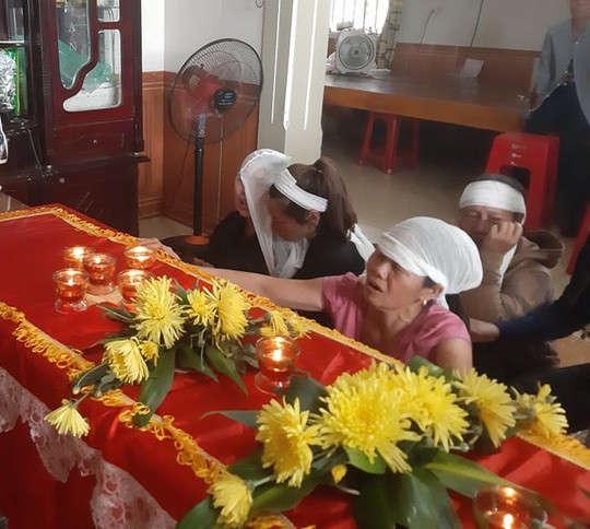 Người phụ nữ bị lửa thiêu khi chữa cháy rừng: Khóc ngất bên quan tài mẹ - Ảnh 6. a8-156196352365318873932 a8-156196352365318873932 Người phụ nữ bị lửa thiêu khi chữa cháy rừng: Khóc ngất bên quan tài mẹ - Ảnh 6. Người phụ nữ bị lửa thiêu khi chữa cháy rừng: Khóc ngất bên quan tài mẹ a8 156196352365318873932
