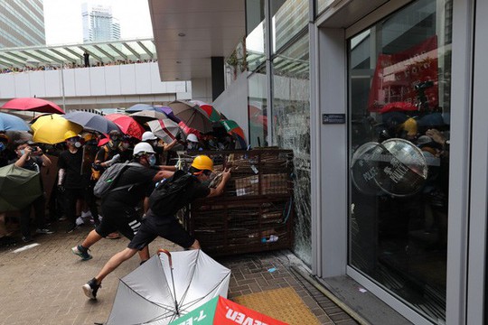 Người biểu tình Hồng Kông đập phá cửa kính, tràn vào Hội đồng Lập pháp - Ảnh 1.