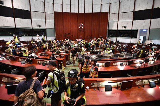 Người biểu tình Hồng Kông đập phá cửa kính, tràn vào Hội đồng Lập pháp - Ảnh 2.
