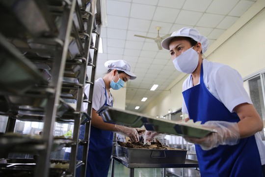 Kiểm tra an toàn thực phẩm bếp ăn tập thể trong KCX - KCN - Ảnh 6.