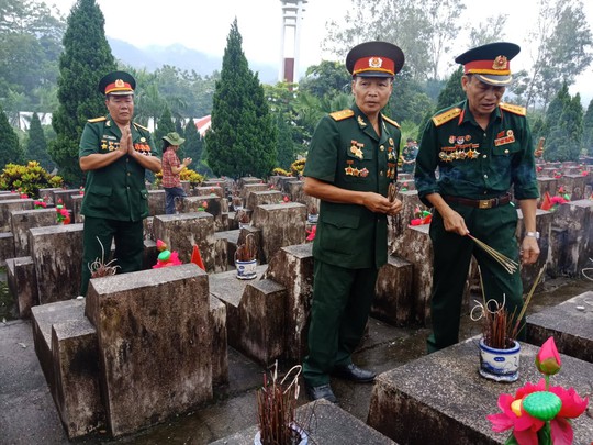 Nguyên Chủ tịch nước Trương Tấn Sang thắp hương tri ân các liệt sĩ trước ngày Giỗ trận Vị Xuyên - Ảnh 8.