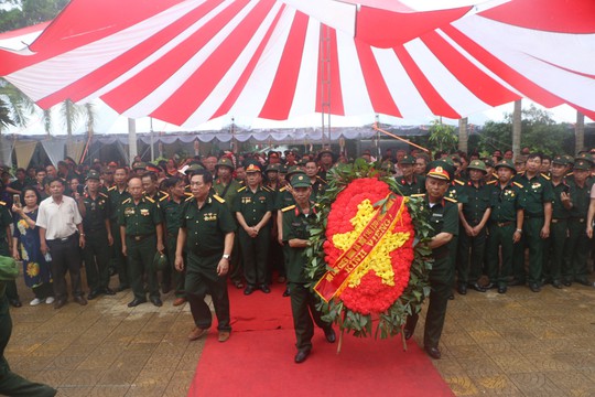 Nguyên Chủ tịch nước Trương Tấn Sang thắp hương tri ân các liệt sĩ trước ngày Giỗ trận Vị Xuyên - Ảnh 15.
