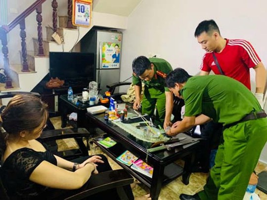 Người đàn bà xinh đẹp buôn ma túy, tàng trữ súng K54 và 13 viên đạn - Ảnh 1. Người đàn bà xinh đẹp buôn ma túy, tàng trữ súng K54 và 13 viên đạn - Ảnh 1.