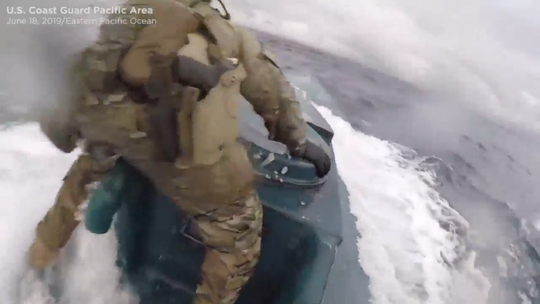 Tuần duyên Mỹ rượt tàu bán ngầm chở ma túy như phim hành động - Ảnh 2.