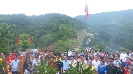 Nguyên Chủ tịch nước Trương Tấn Sang trao 276 căn nhà tặng cựu binh Vị Xuyên - Ảnh 1.