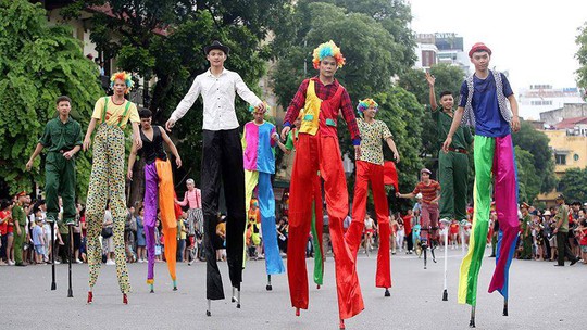 Hà Nội: Biểu diễn múa dân gian Con đĩ đánh bồng trong lễ hội đường phố - Ảnh 3. Hà Nội: Biểu diễn múa dân gian Con đĩ đánh bồng trong lễ hội đường phố - Ảnh 3.