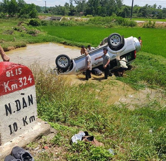 Xe ô tô 7 chỗ lao xuống hố nước, 6 người họ hàng thương vong - Ảnh 1. Xe ô tô 7 chỗ lao xuống hố nước, 6 người họ hàng thương vong - Ảnh 1.