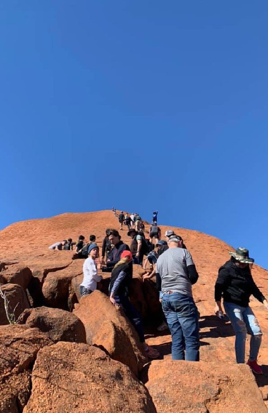 Úc: Du khách đổ xô leo núi thiêng trước khi bị cấm - Ảnh 1.