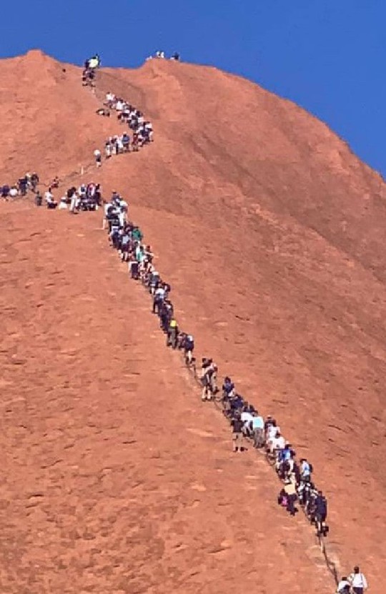 Úc: Du khách đổ xô leo núi thiêng trước khi bị cấm - Ảnh 2.