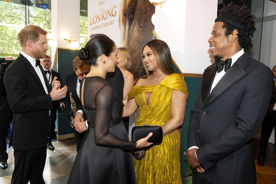 Siêu sao Beyonce diện đầm Công Trí ra mắt phim “Vua sư tử” - Ảnh 8.