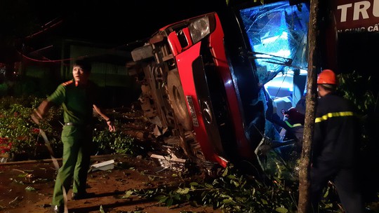 Vụ lật xe khách khiến hàng chục người thương vong: Chạy dù, sai tuyến - Ảnh 1. Vụ lật xe khách khiến hàng chục người thương vong: Chạy dù, sai tuyến - Ảnh 1.
