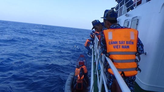 Cảnh sát biển cứu nạn, sửa giúp tàu cho ngư dân - Ảnh 3.