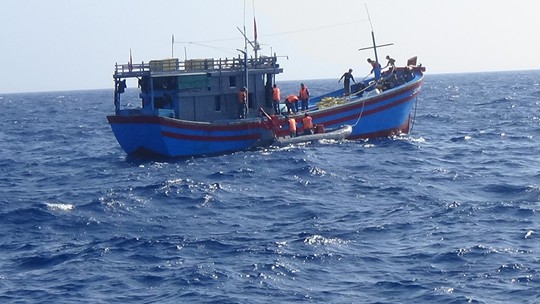 Cảnh sát biển cứu nạn, sửa giúp tàu cho ngư dân - Ảnh 1.