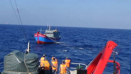 Cảnh sát biển cứu nạn, sửa giúp tàu cho ngư dân - Ảnh 2.