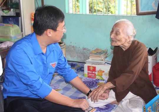 Sinh viên tình nguyện ở Bạc Liêu trao gà giống cho hộ dân khó khăn - Ảnh 2.