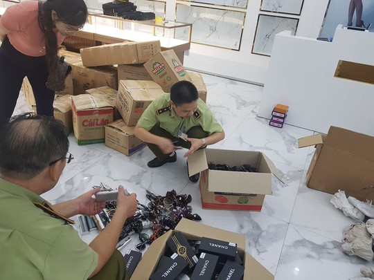 Thu giữ hàng ngàn sản phẩm nhái, giả ở chợ Bến Thành và Sài Gòn Square