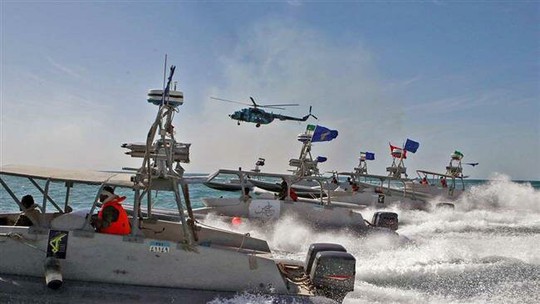Iran bắt tàu chở dầu cùng 12 thủy thủ ở Vùng Vịnh - Ảnh 1.
