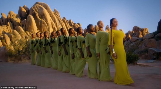 Ong chúa Beyonce được ngợi khen với thời trang sặc sỡ - Ảnh 14.